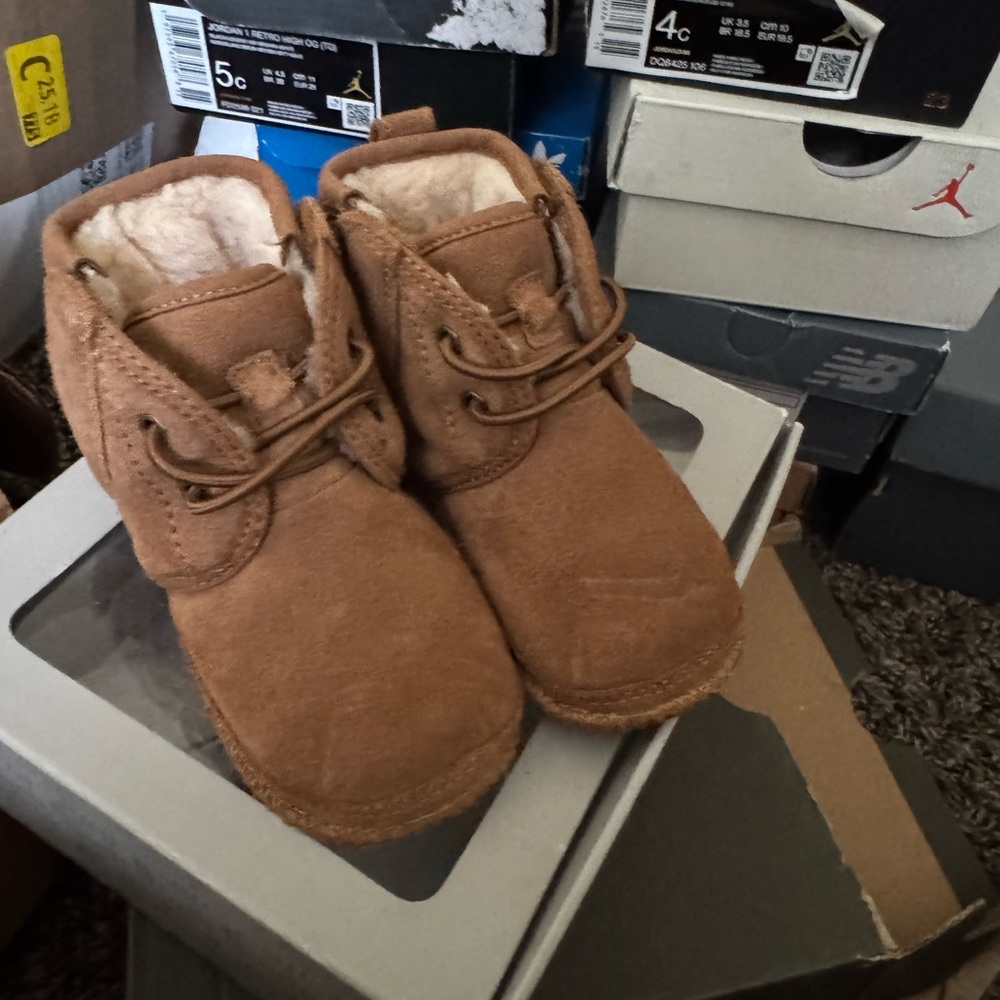 Baby neumel Ugg boots size 4/5